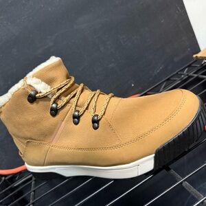 The North Face Tan women‘s Boots with White Lining
